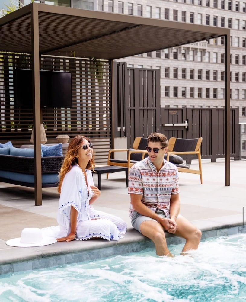 NEW Downtown Luxe King Suite Sauna Pool Access