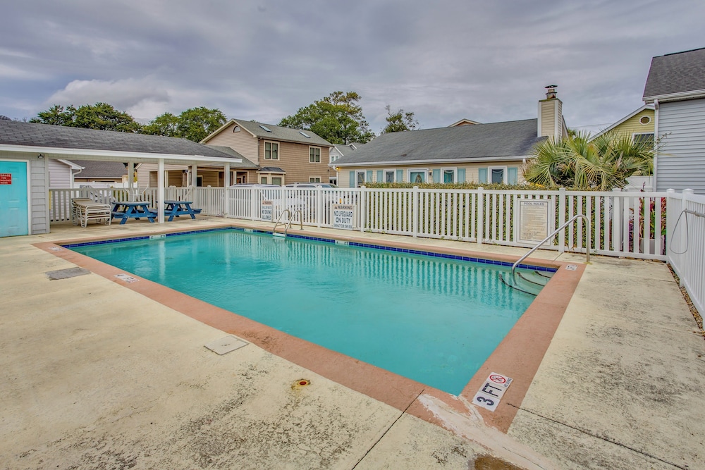 < 1 Mi to Ocean: North Myrtle Beach Home w/ Grill!