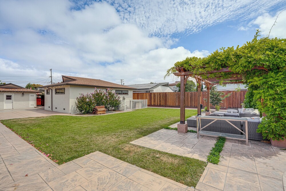 Private Zen Garden + Fireplace: Chic Hayward Oasis