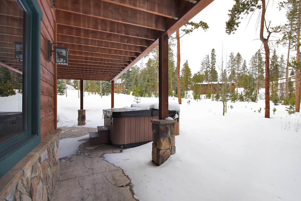 Pine Needle Lodge 5 Bedroom Home by RedAwning