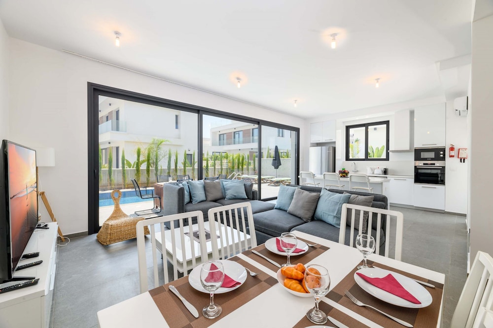 By The Beach - Sunstone Seaview Villa