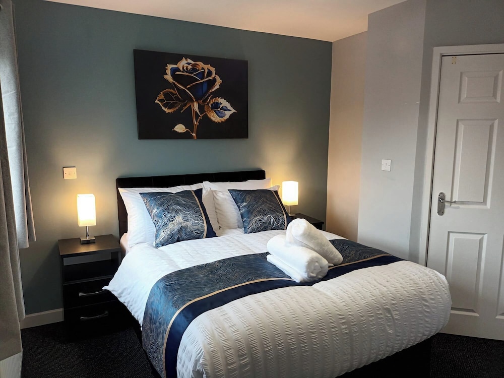 2 Bed House - Sleeps 6 - Parking - Wifi