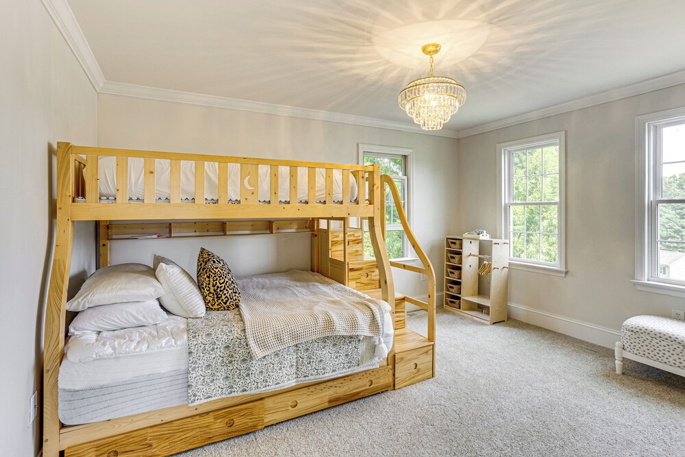 5 Mi to Dtwn York: Spacious Family Home