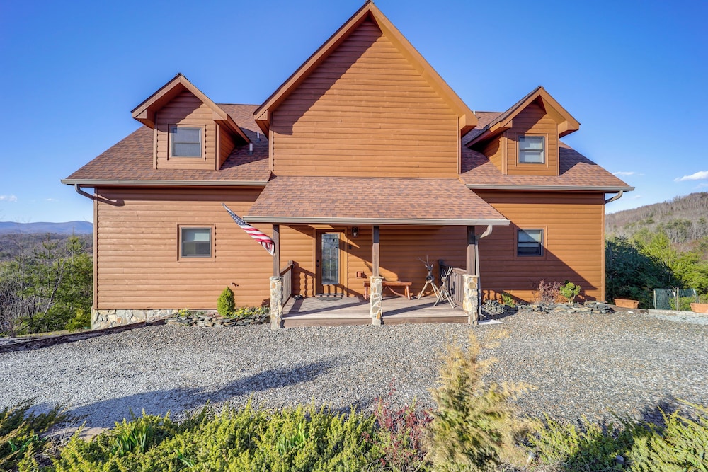 Mountain-view Deck: Group Getaway in Fleetwood