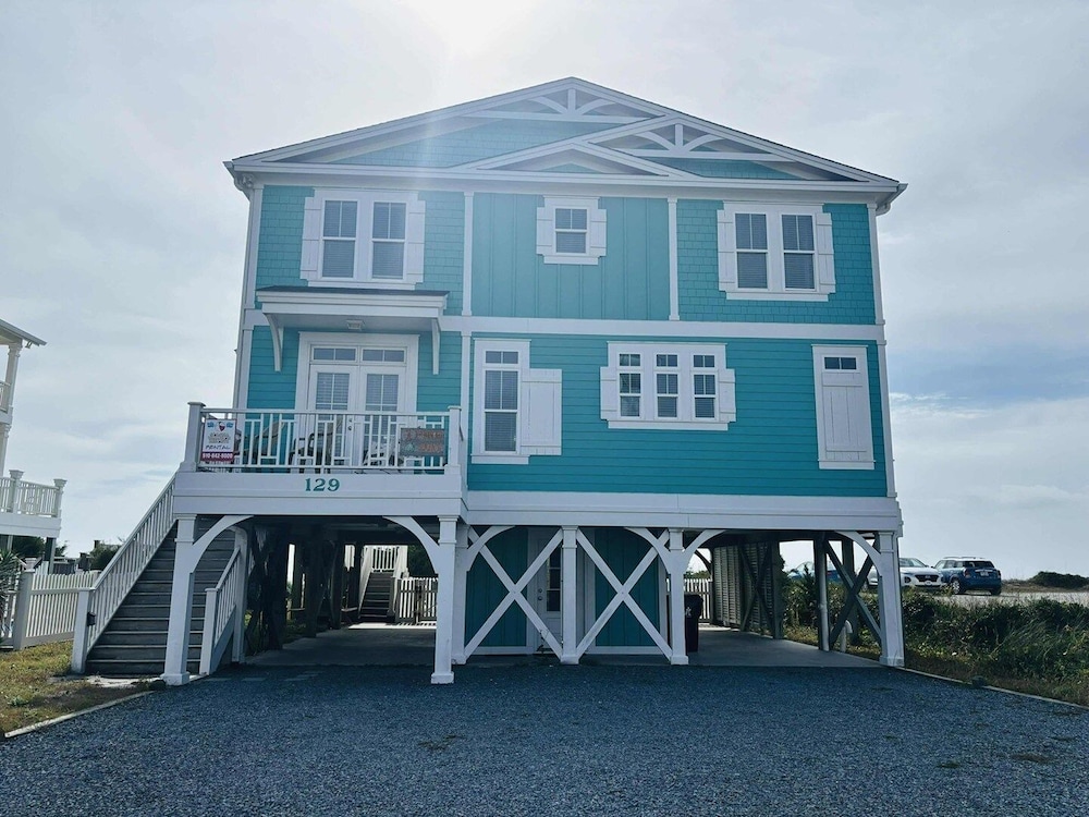 1 Fine Day 4 Bedroom Home by RedAwning
