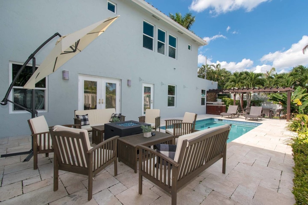 Dream House 5 Bedroom w/ Amazing Heated Pool - Image 3