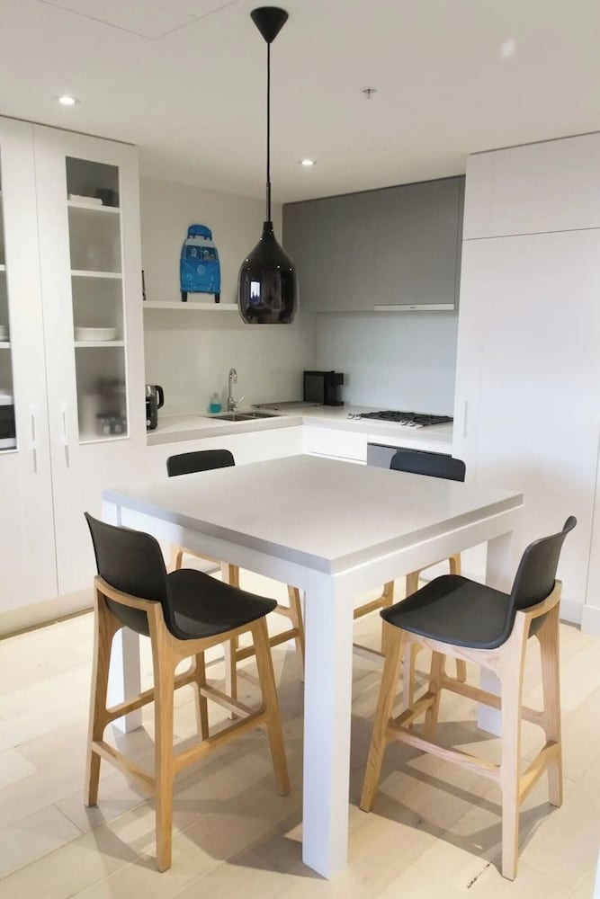 Modern + Spacious 2bd/2bath - Stunning City Views!