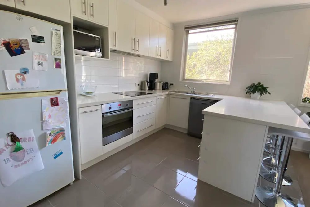 Homely 1-bedroom Unit in Hawthorn With Parking!