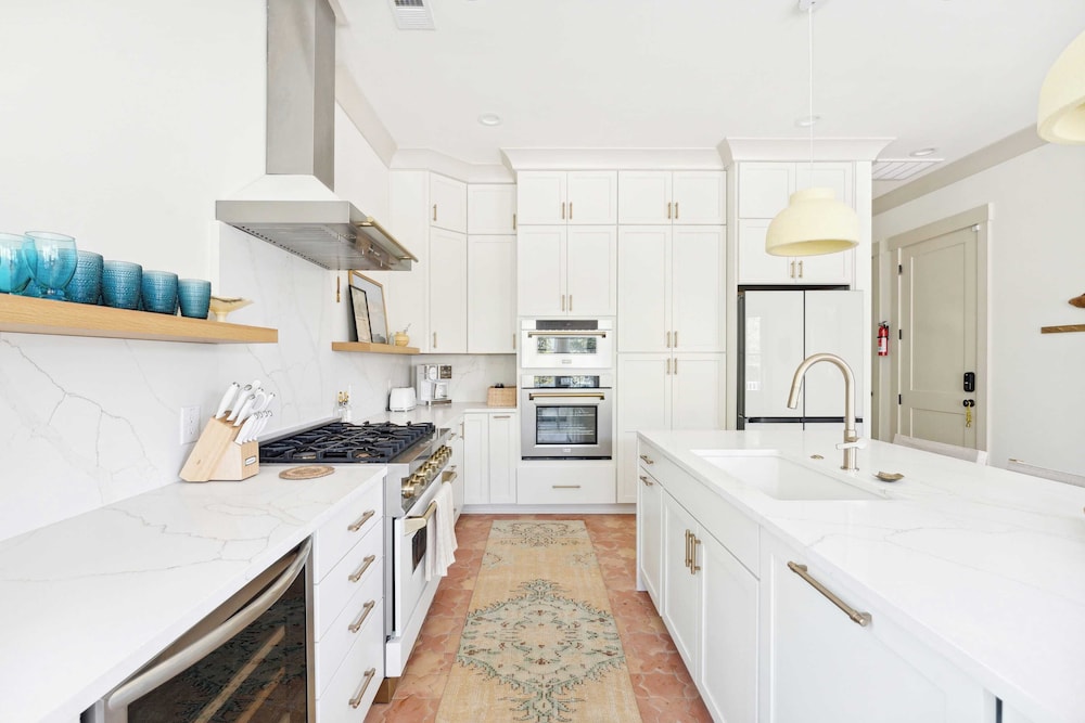 Windward House by Avantstay Walk to Beach + Restaurants Saltwater Pool