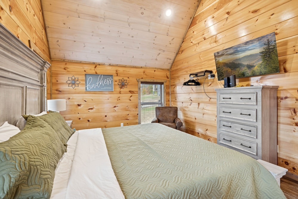 Smoky Blue Haven 3 Bedroom Cabin