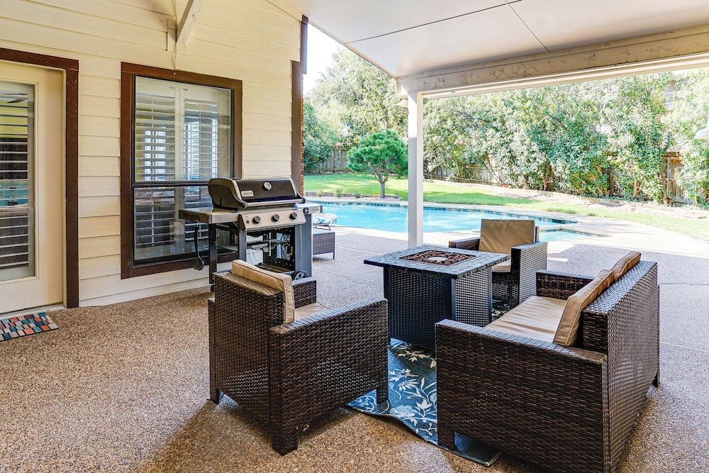 Patio & Yard: Family Home 12 Mi to At&t Stadium!