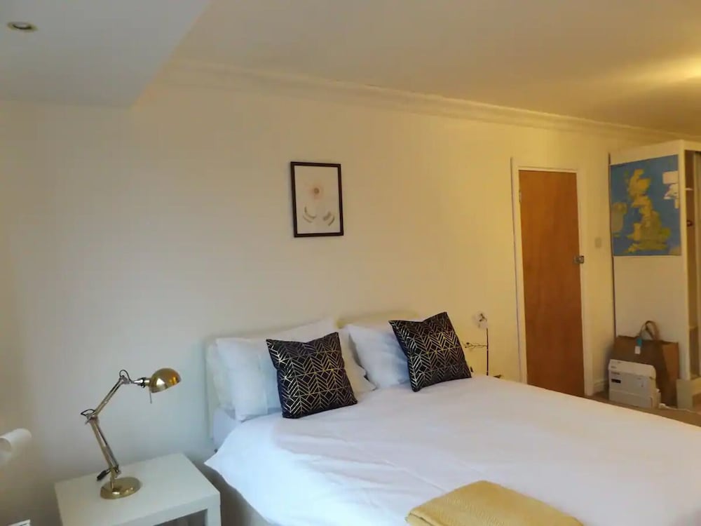 Room in Guest Room - Large Comfortable Room Coventry