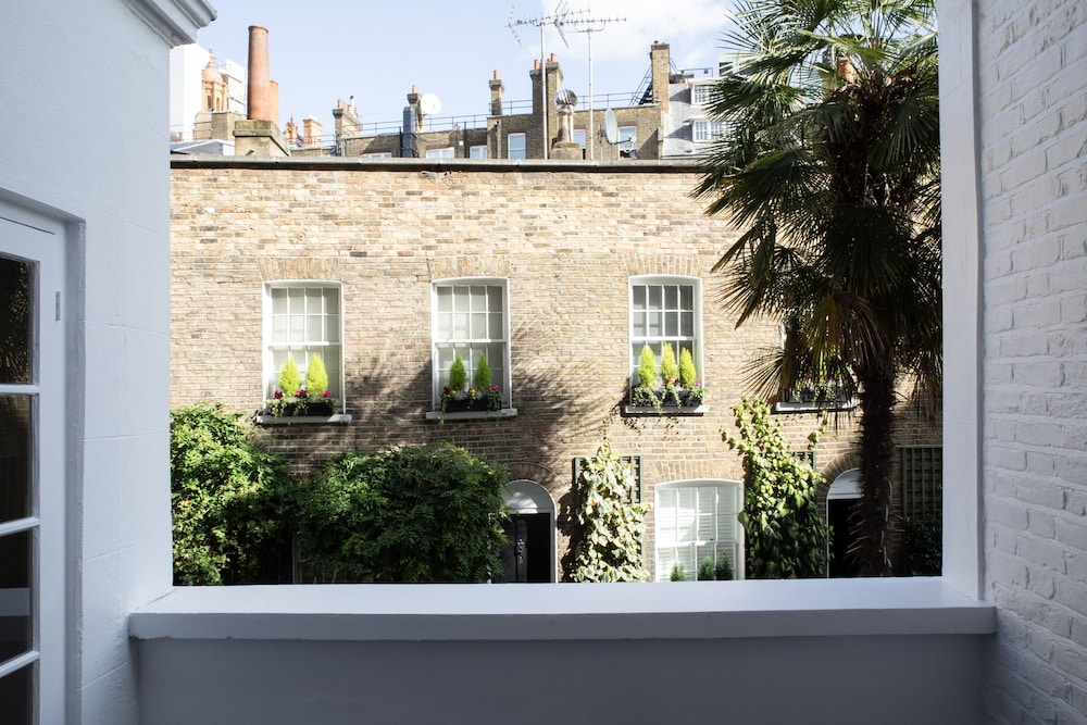 Gulaid House Knightsbridge by Bob W London