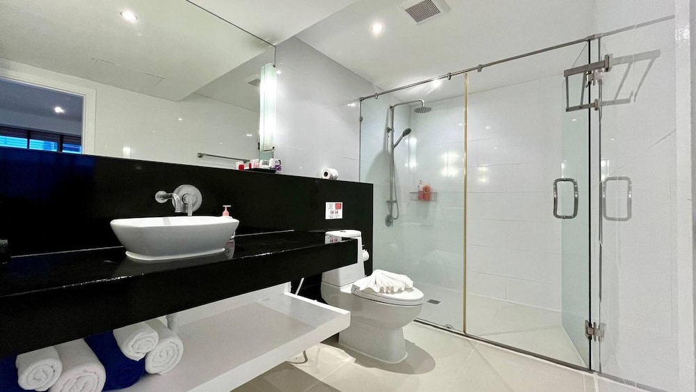 B6 - 1 Bdr Modern Condo With Balcony and Pool, Karon