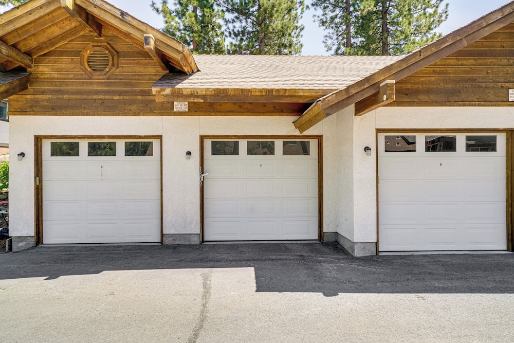 Walk to Diamond Peak: Luxe Chalet w/ Mtn-view Deck