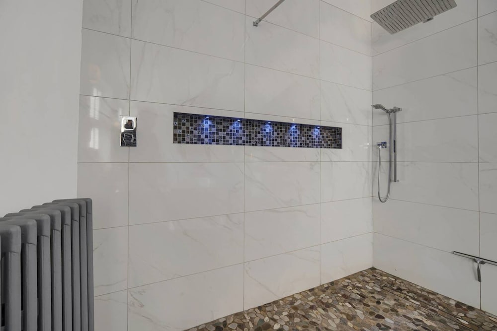 Modern Unique - Central Beach Access