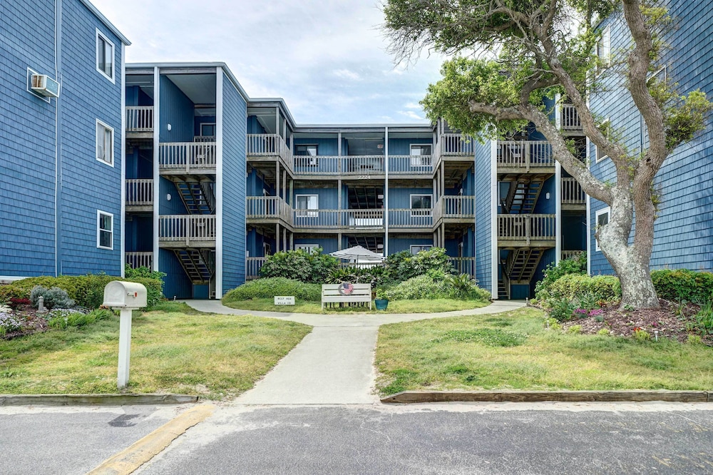 Oceanfront Topsail Beach Retreat - Steps to Shore! view 4