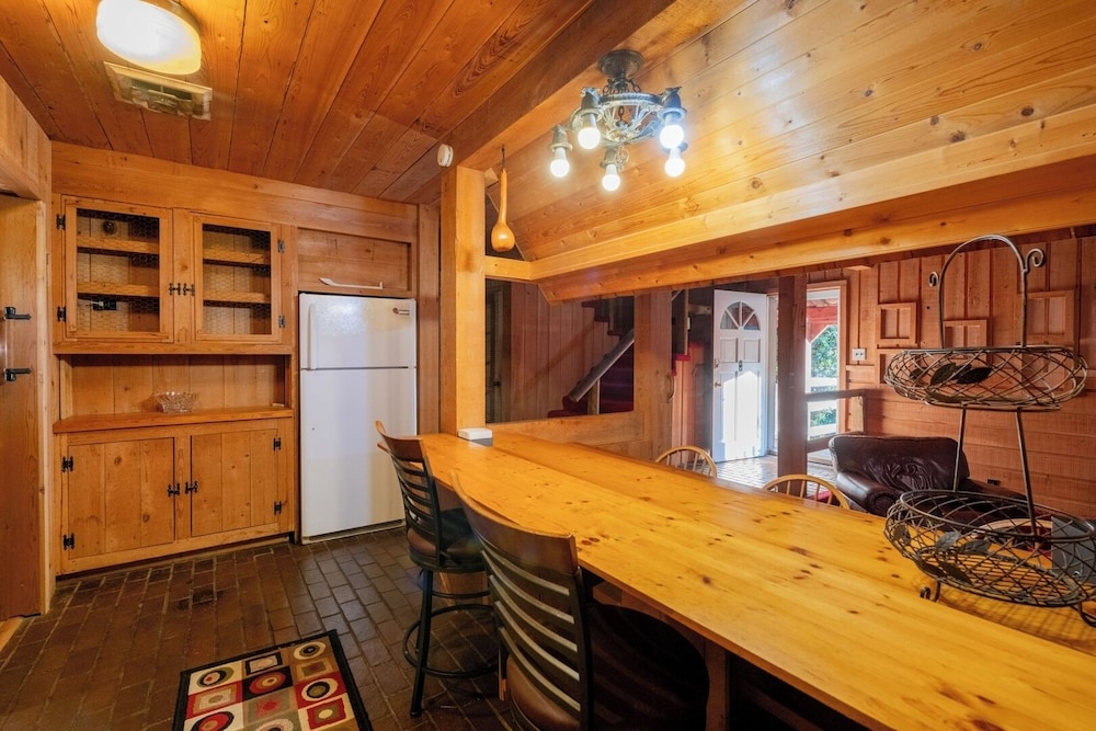 Pet-friendly 3BR Lake House Firepit & Pier