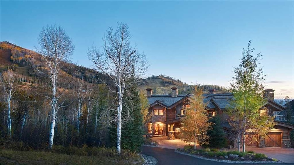 Gold Mine Lodge 6 BedroomHoliday home By Moving Mountains