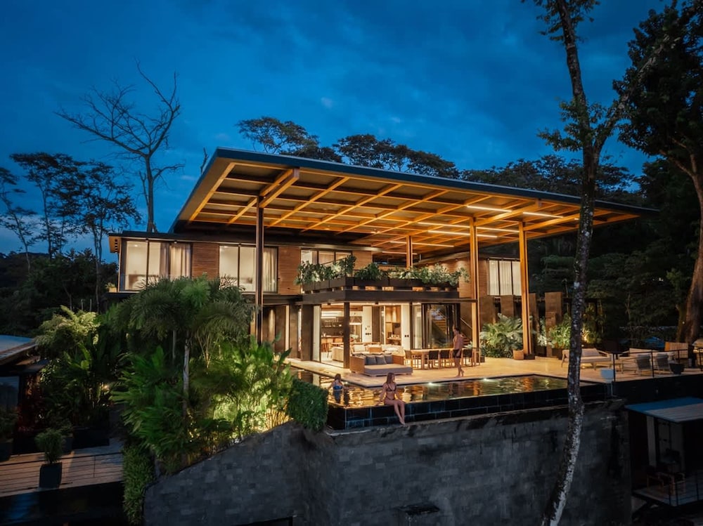 w Amazing 6BR Villa w Swimming Pool in Costa Rica
