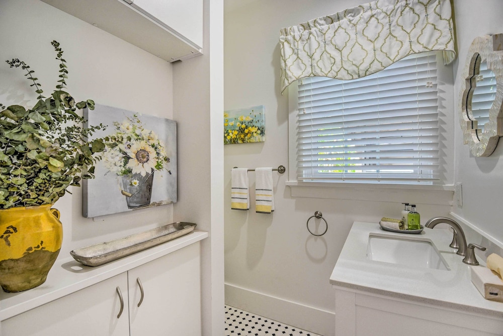 Sarasota Home in Historic District w/ Patio!