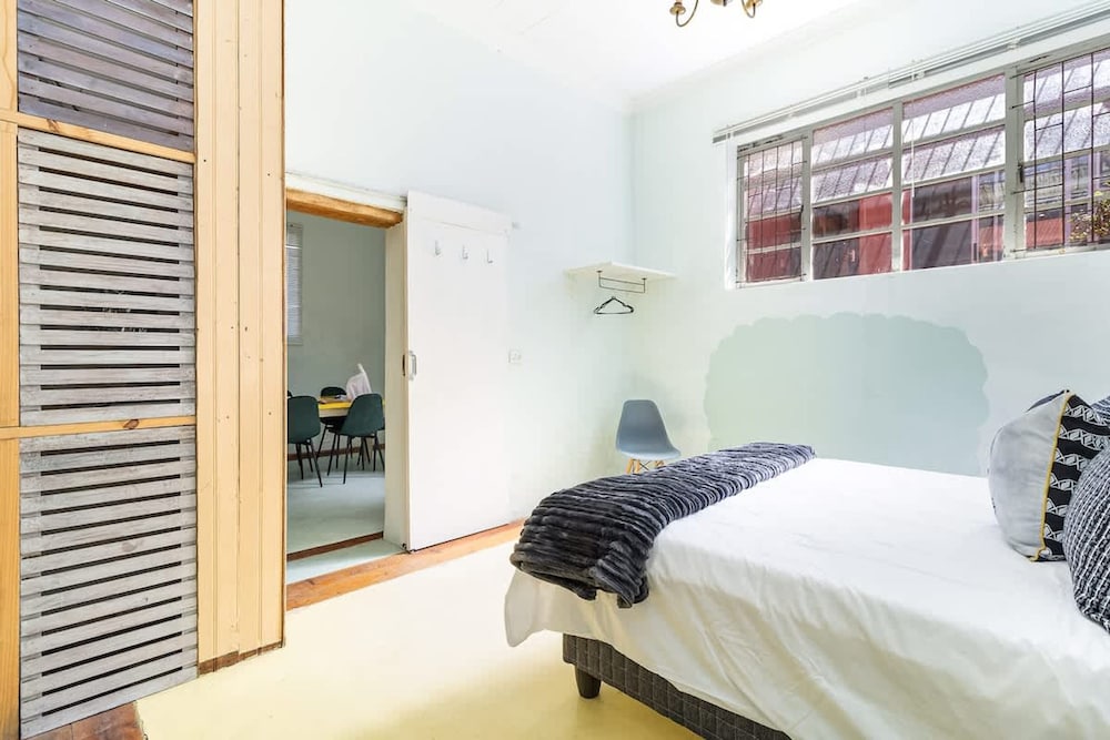 Funky Pet Friendly 2-bedroom Escape Bo-kaap