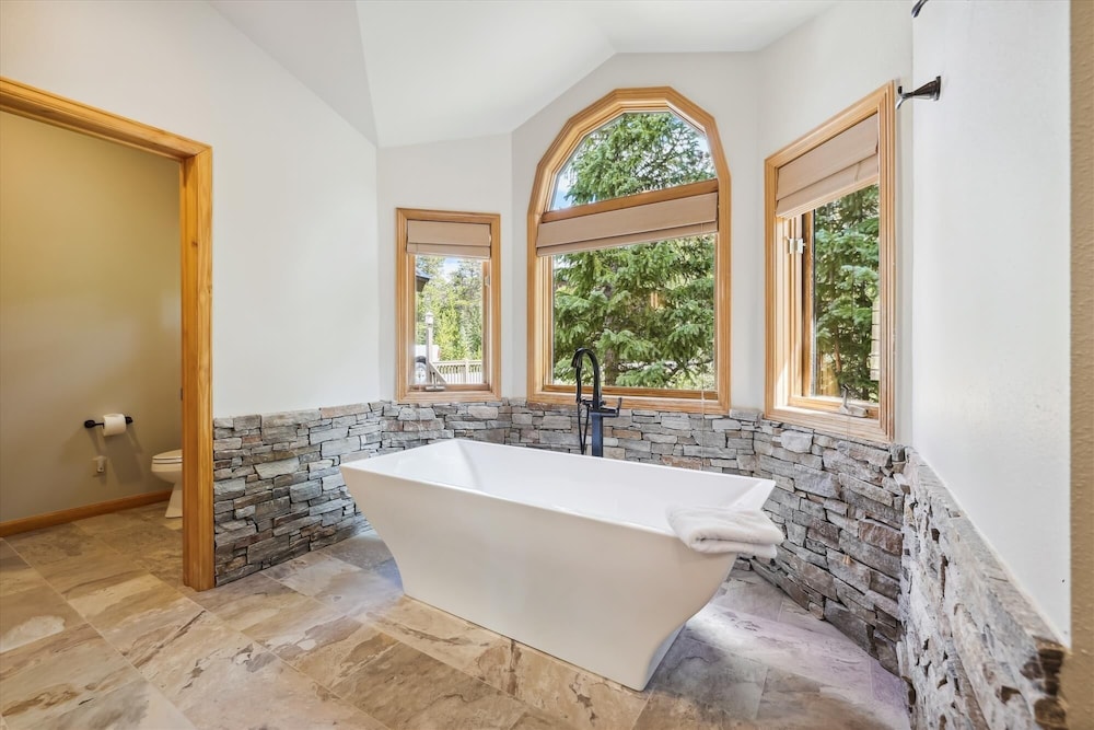 Mountain View Lodge 4 Bedroom Home by RedAwning view 4