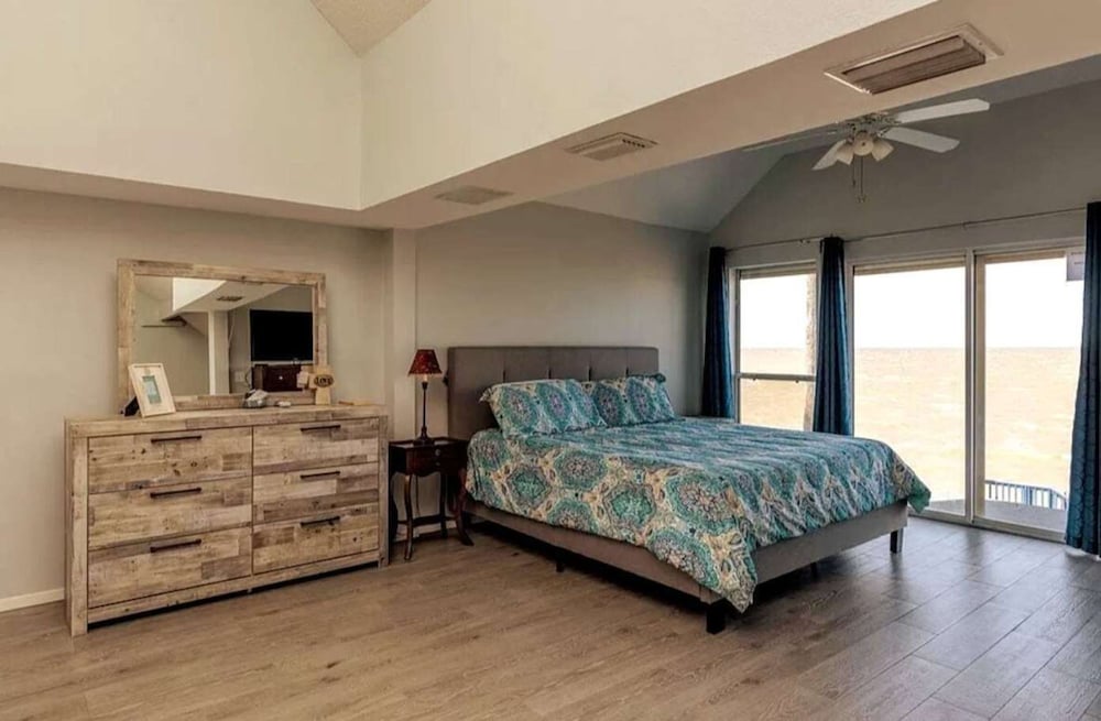 Bayside Paradise 4BR Home w Patio Games Room