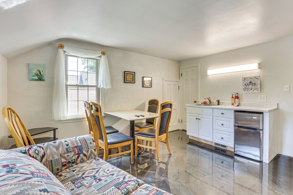 1 Mi to Dtwn Salem: Apt w/ Garage Access!