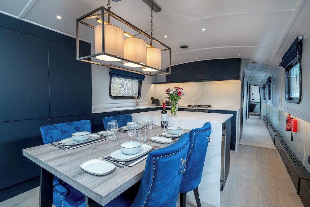 Elegant houseboat near Canary Wharf