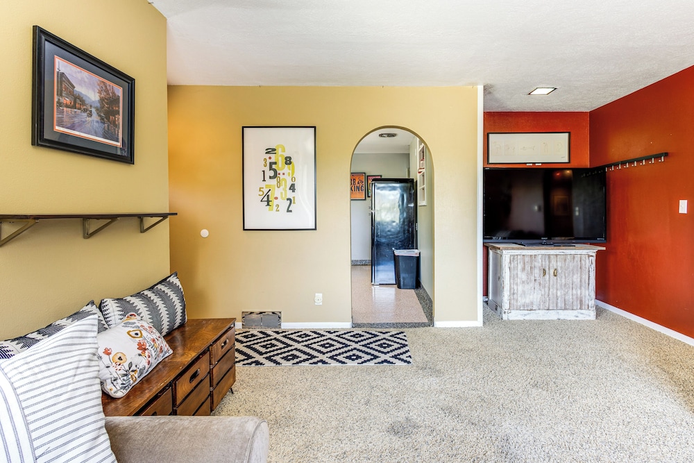 Mountain Views: Walkable Lava Hot Springs Home!