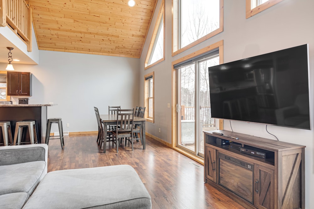 Boat Dock & Furnished Deck: Northwoods Lake House