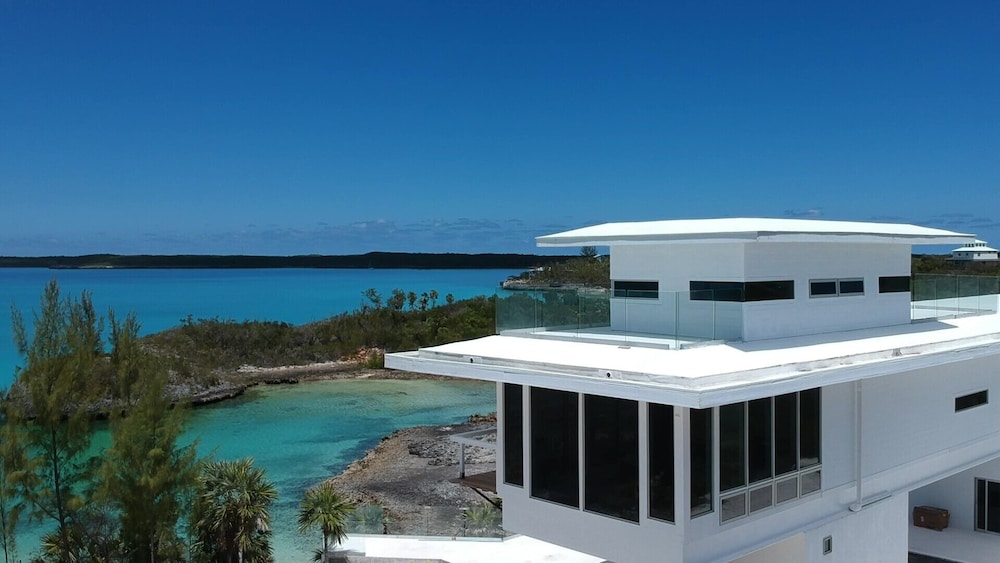 Beachfront Beauty: Luxury Estate With Infinity Pool And Spa