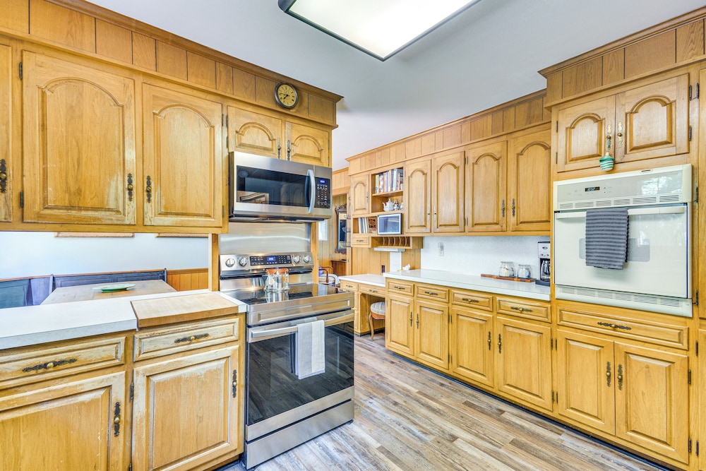 2 Mi to Main St Thomasville: Family Home w/ Games