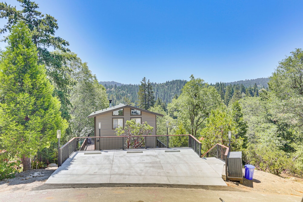 Lake Arrowhead Cabin w/ Hot Tub & Mountain Views!