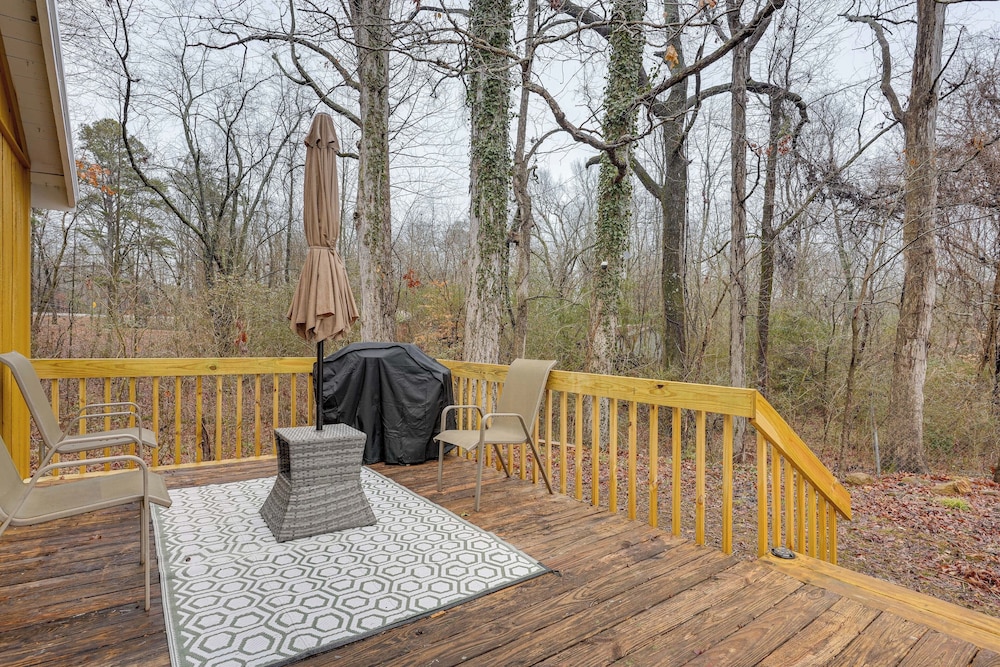 Deck & 2-acre Yard: Quiet Getaway in Crandall!