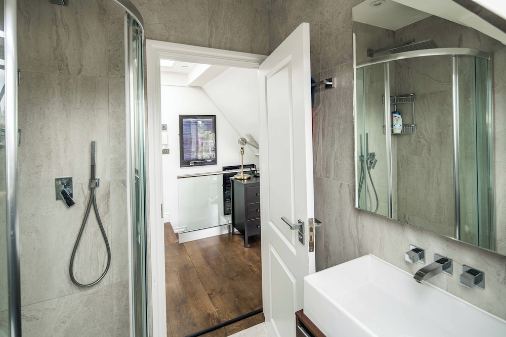 Sleek and Stylish 1BD Apt w/ Balcony, Hammersmith