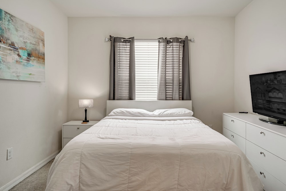 Modern Family Townhome w/ Patio in Riverview!