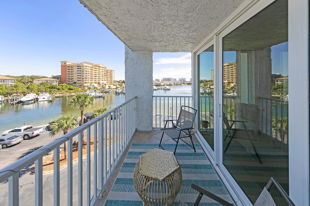 Dolphin Point #401c