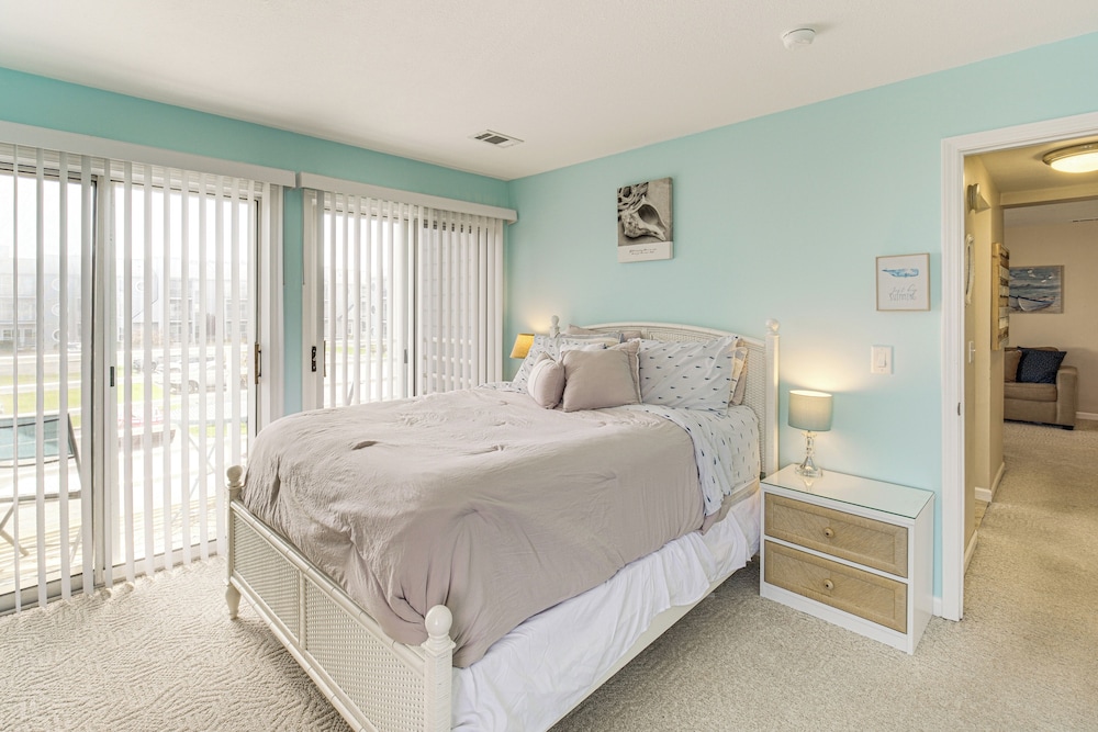 1 Mi to Ferry: Port Clinton Condo w/ Beach View!