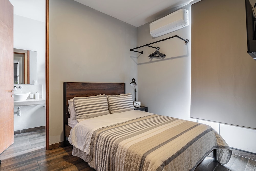 Luxurious 5-bedroom House With Air-conditioning & Private Rooftop in Juriquilla