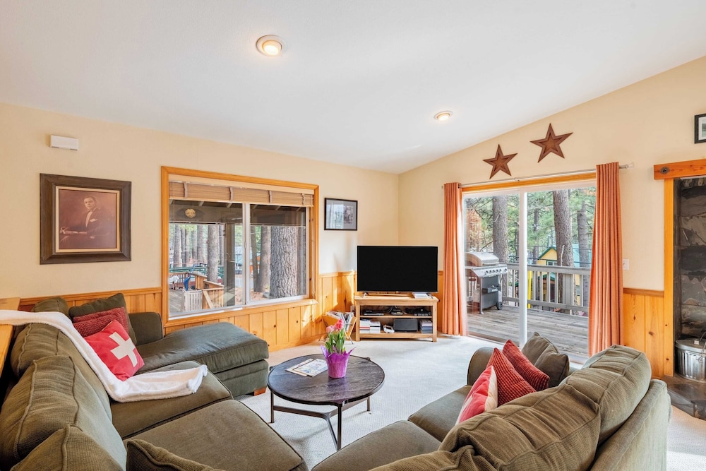 Stylish Truckee Retreat Deck, Near Lake & Skiing Moraine by Avantstay