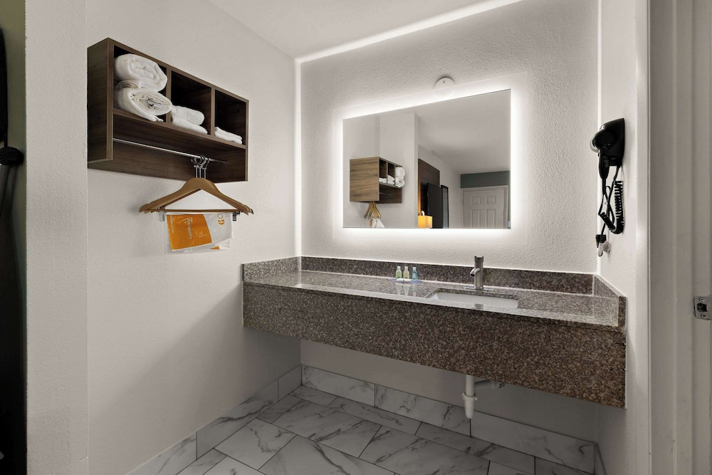 Monroe Vacations - Quality Inn - Property Image 7