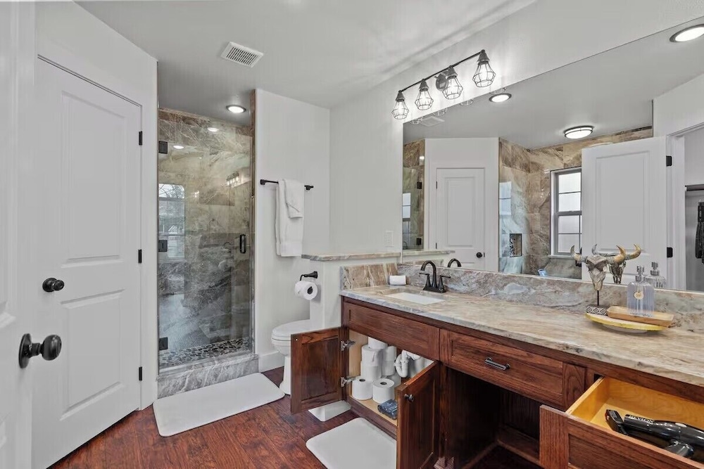 7 min to Stockyards- Cozy & Stylish Home