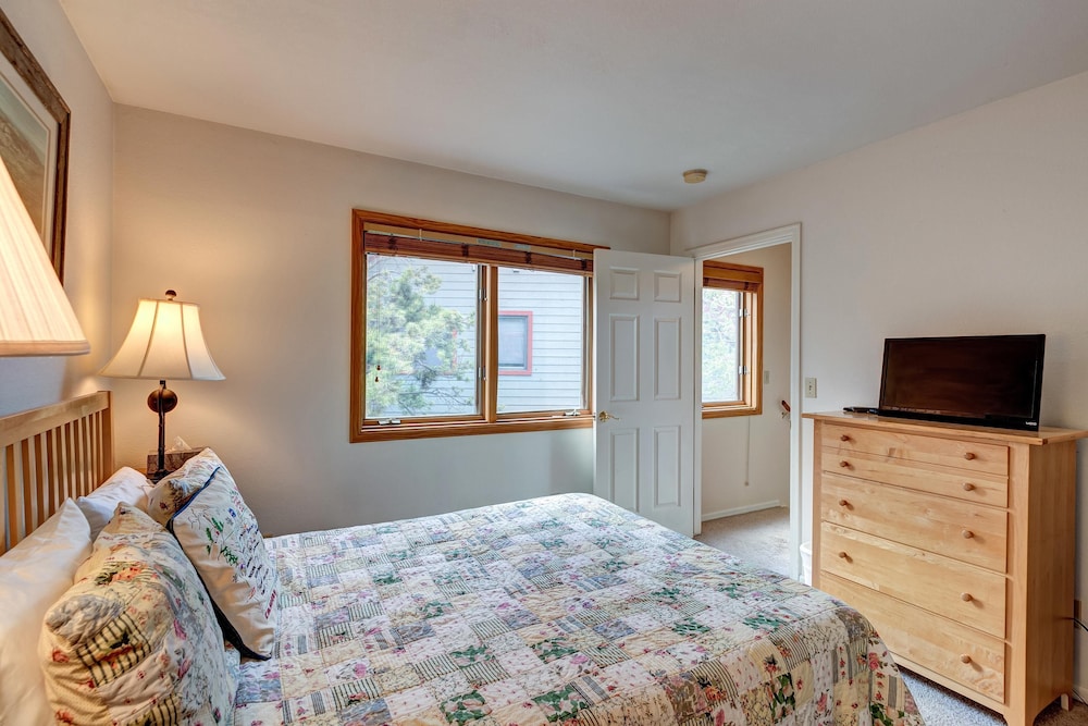 Pine Creek Lodge 3 Bedroom Townhouse by RedAwning