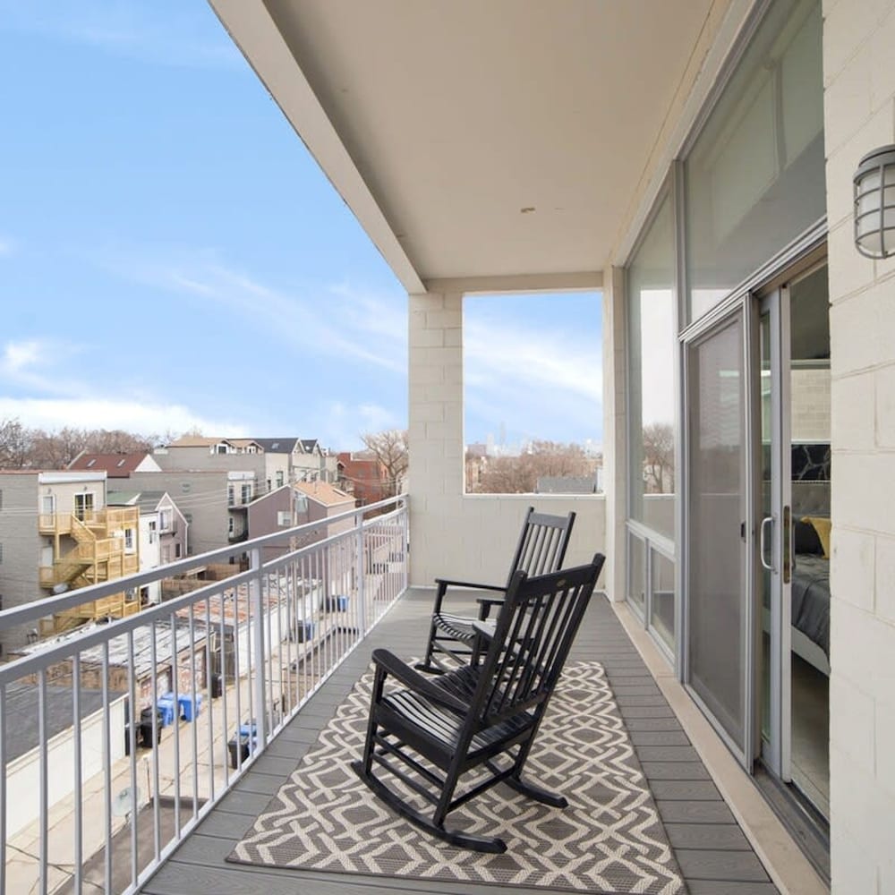 4-bedroom Penthouse w 2 Large Balconies Rooftop