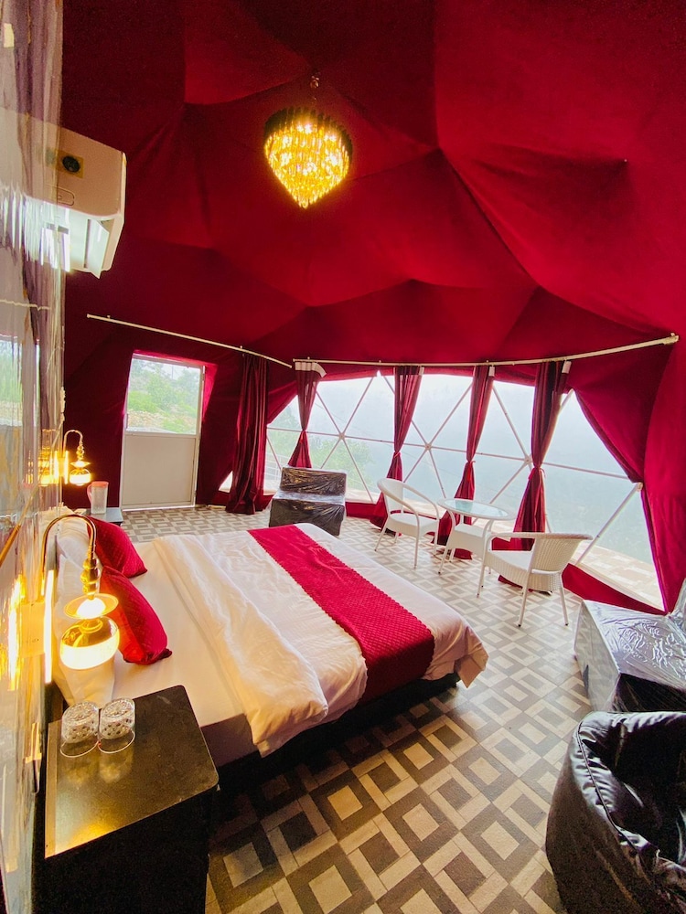 HR 26 Hotels & Resorts