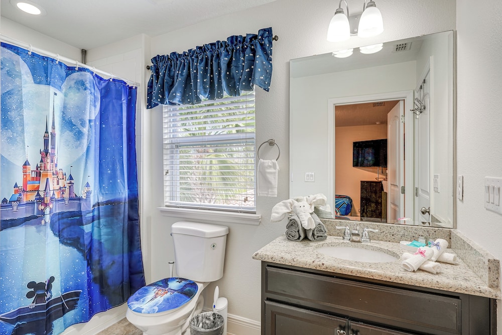 10 Mi to Wdw: Family Home w/ Game Room & Pool!