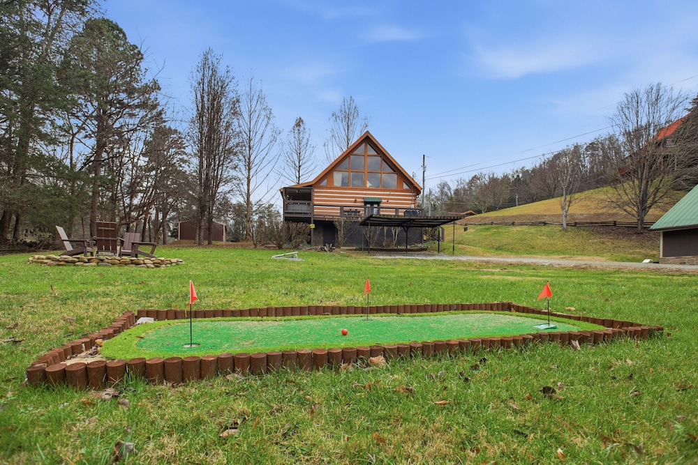 Boujee Bear Cabin With Hot Tub & Putting Green 2 Bedroom Cabin