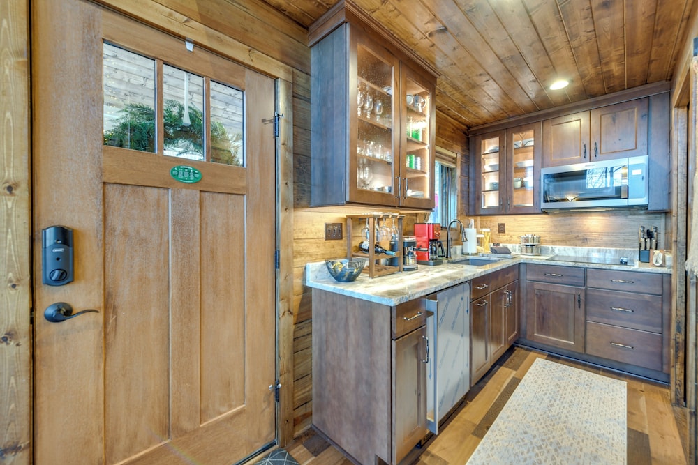 Couple's Getaway in Stoney Creek at Wintergreen!